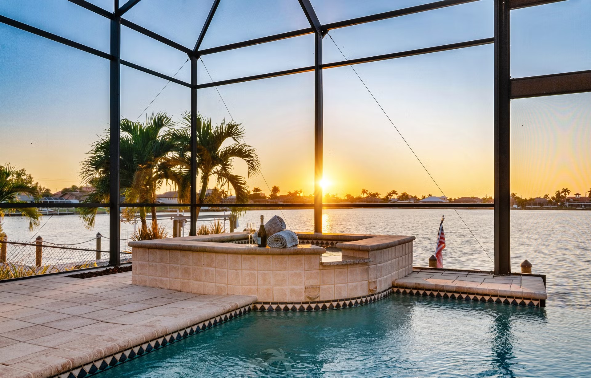 Infinity-Pool und Lanai mit Blick auf den Kanal bei Sonnenuntergang.