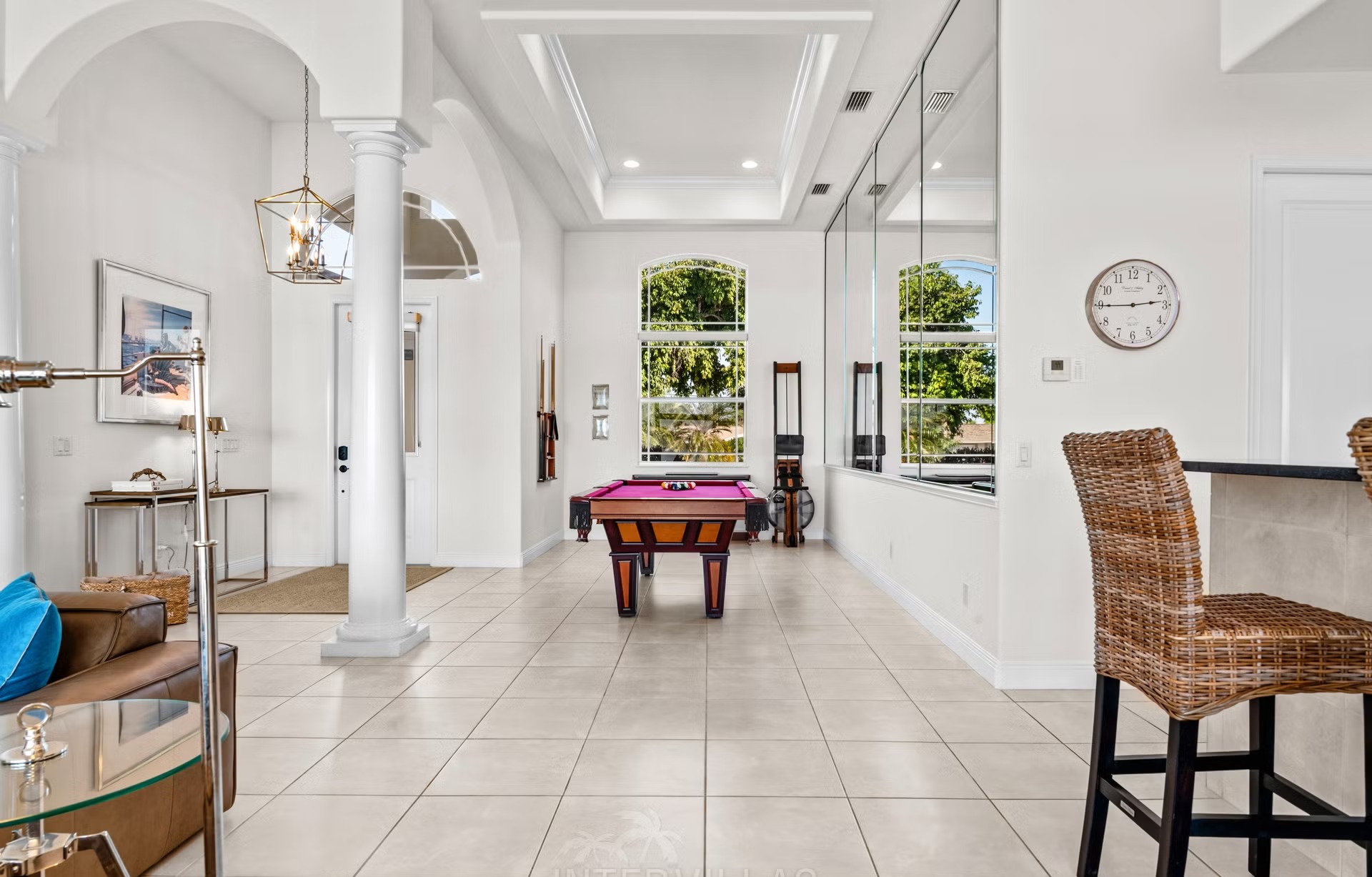 Infinity-Pool und Whirlpool auf der Lanai mit Blick auf den Kanal bei Sonnenuntergang.