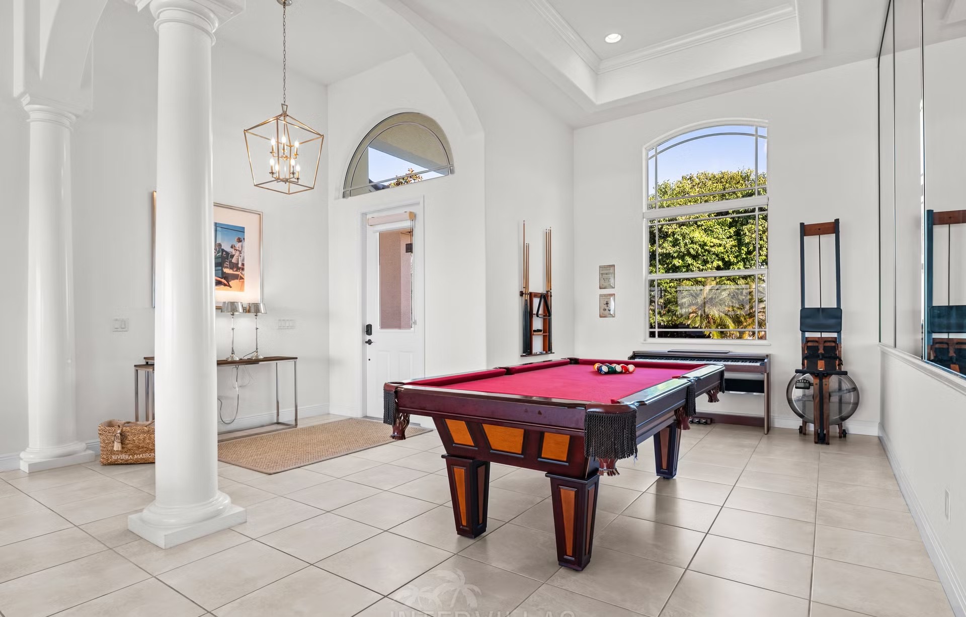 Infinity-Pool und Whirlpool auf der Lanai mit Blick auf den Kanal.