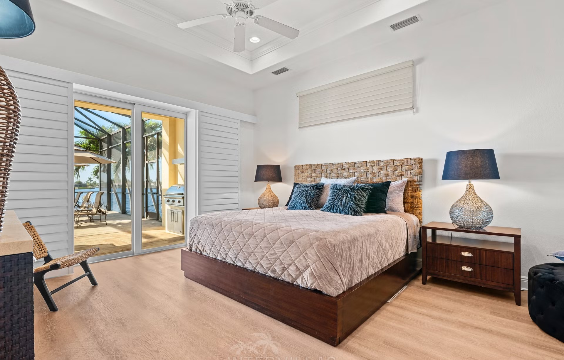 Infinity-Pool und Whirlpool auf der Lanai mit Blick auf den Kanal.