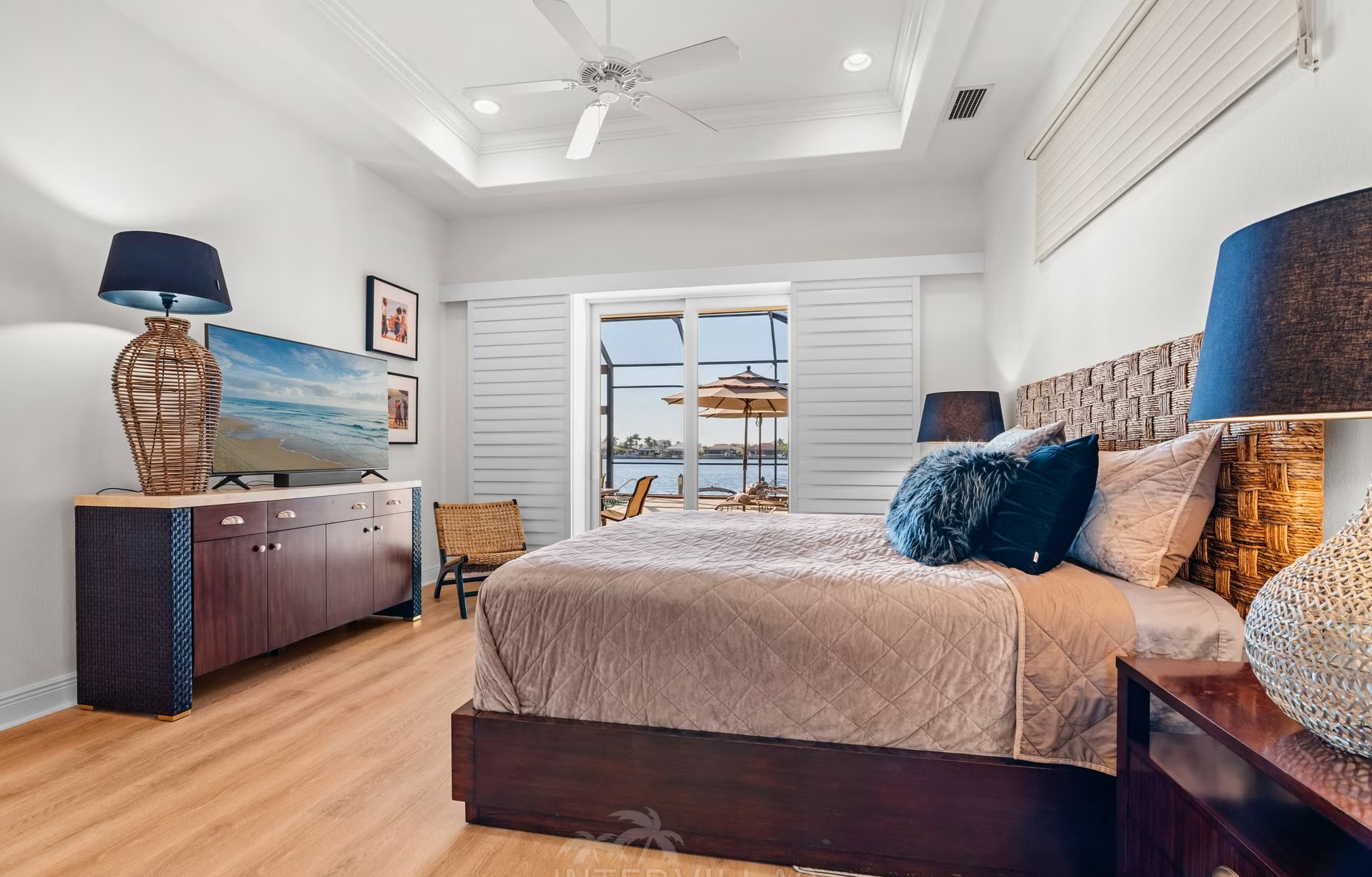 Infinity-Pool und Whirlpool auf der Lanai mit Blick aufs Wasser.