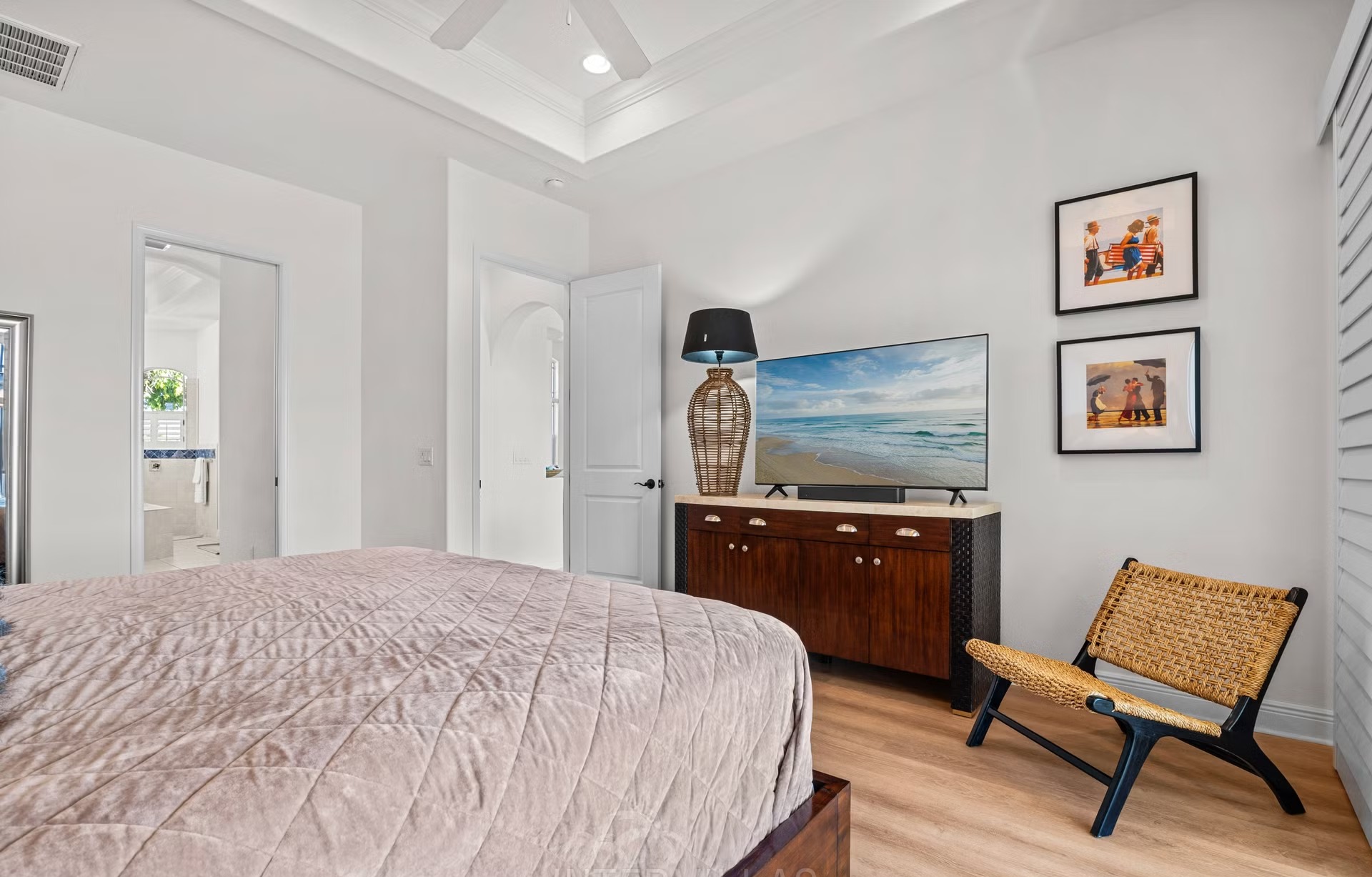 Infinity-Pool und Whirlpool auf der Lanai mit Blick auf den Kanal.