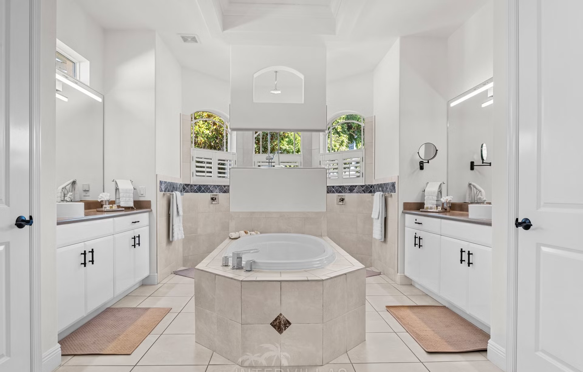 Infinity-Pool und Whirlpool auf der Lanai mit Blick auf den Kanal.