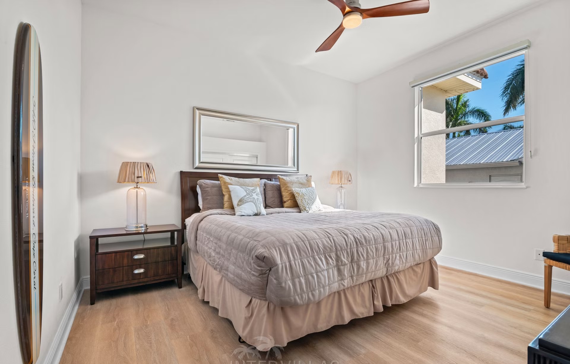 Infinity-Pool und Whirlpool auf der Lanai mit Blick auf den Kanal.