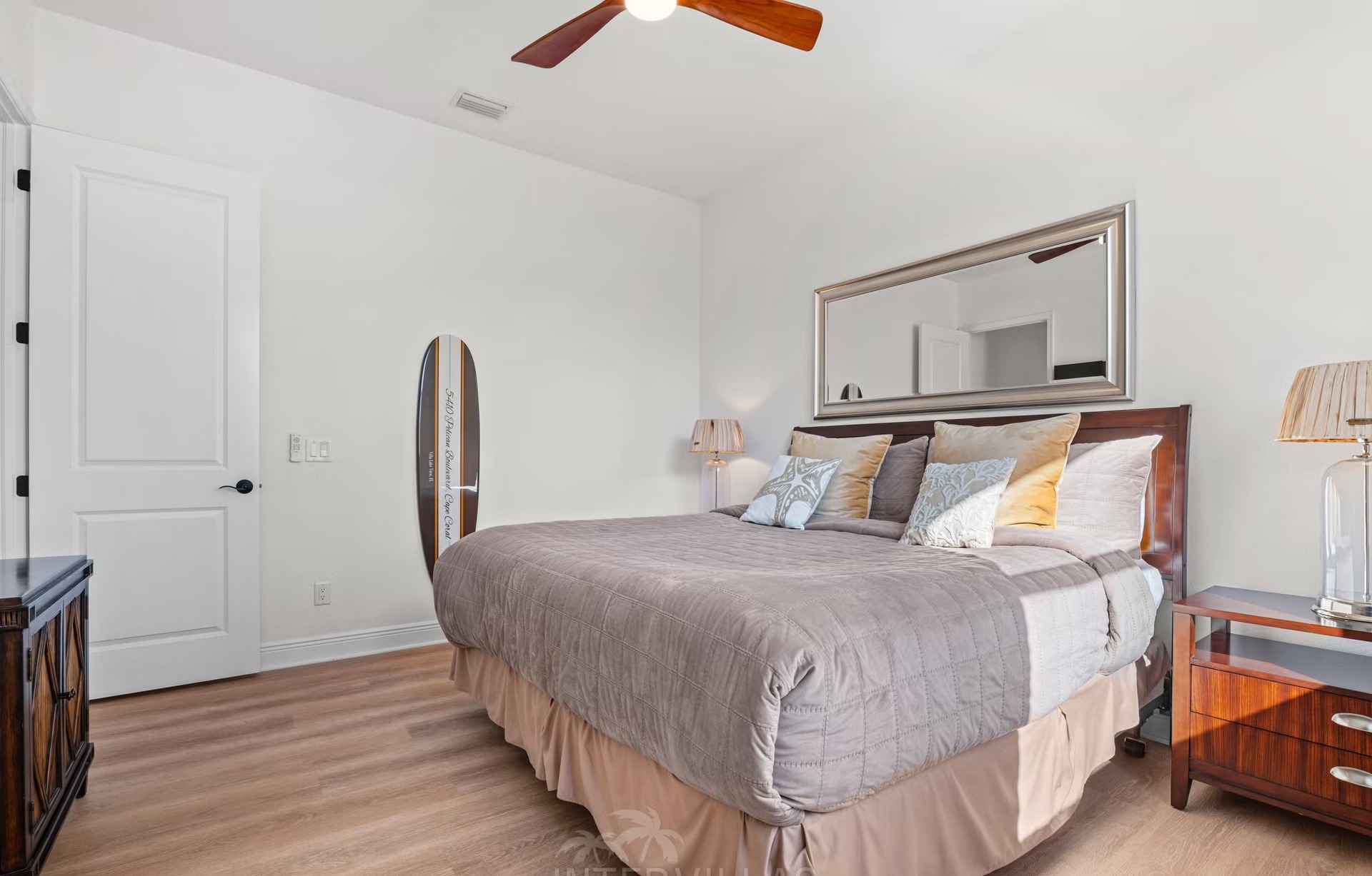 Infinity-Pool und Whirlpool auf der Lanai mit Blick auf den Kanal.