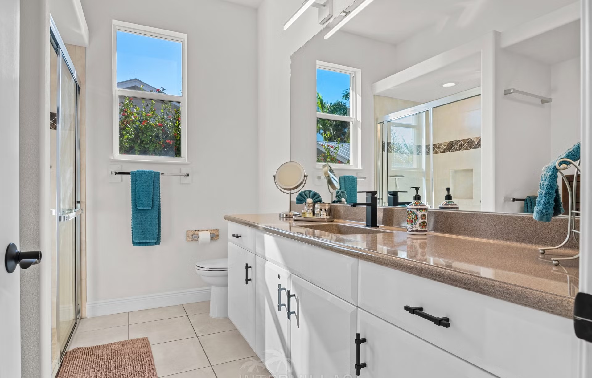 Infinity-Pool und Whirlpool auf der Lanai mit Blick auf den Kanal.