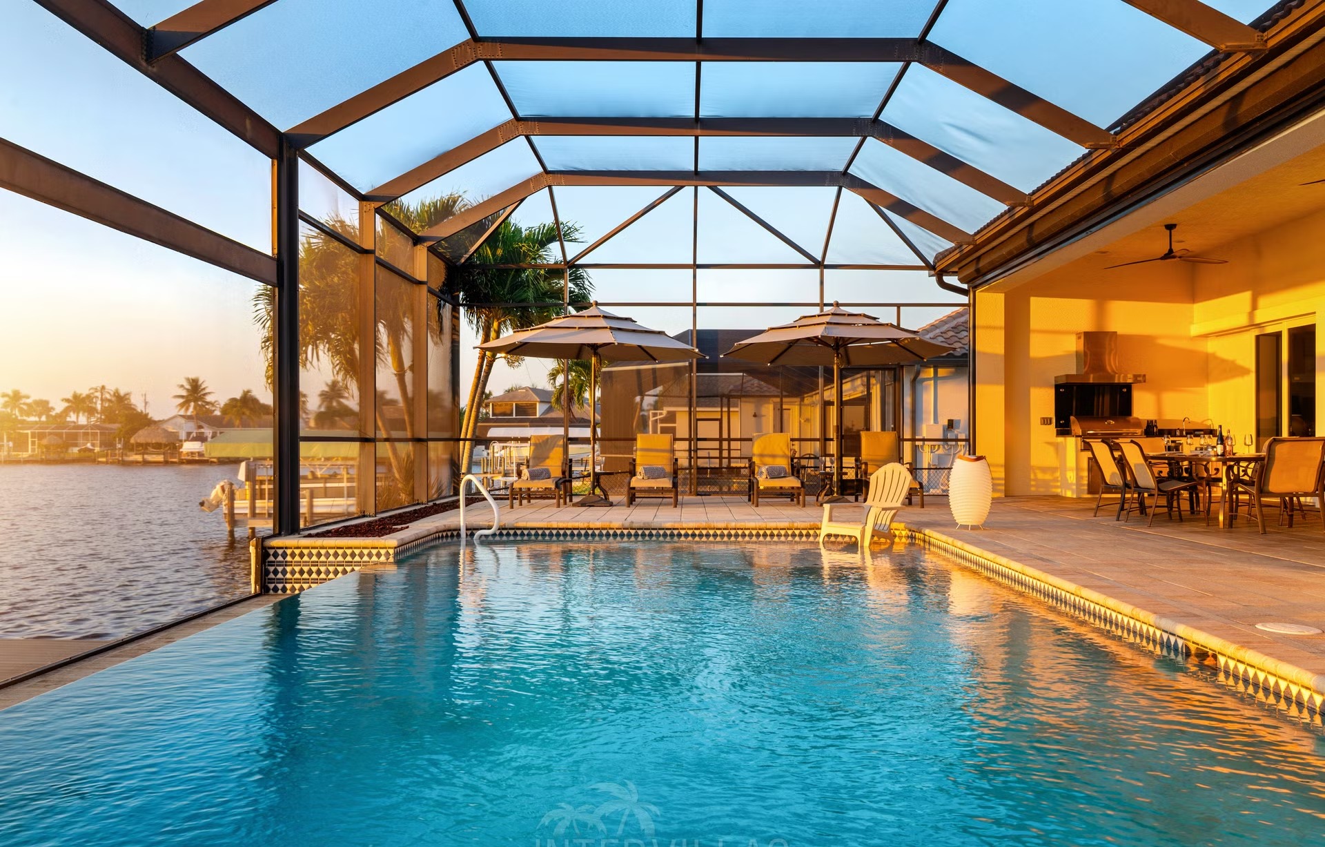 Infinity-Pool und Whirlpool auf der Lanai mit Blick auf den Kanal.