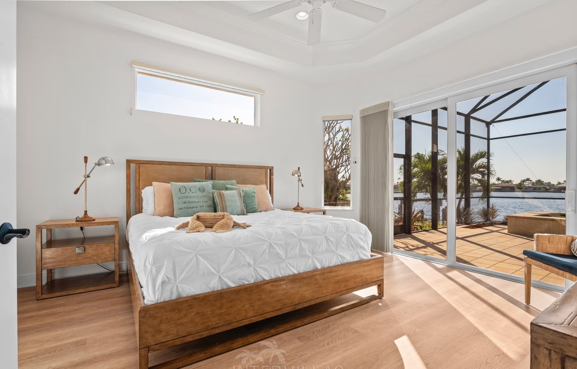 Infinity-Pool und Whirlpool auf der Lanai mit Blick auf den Kanal.