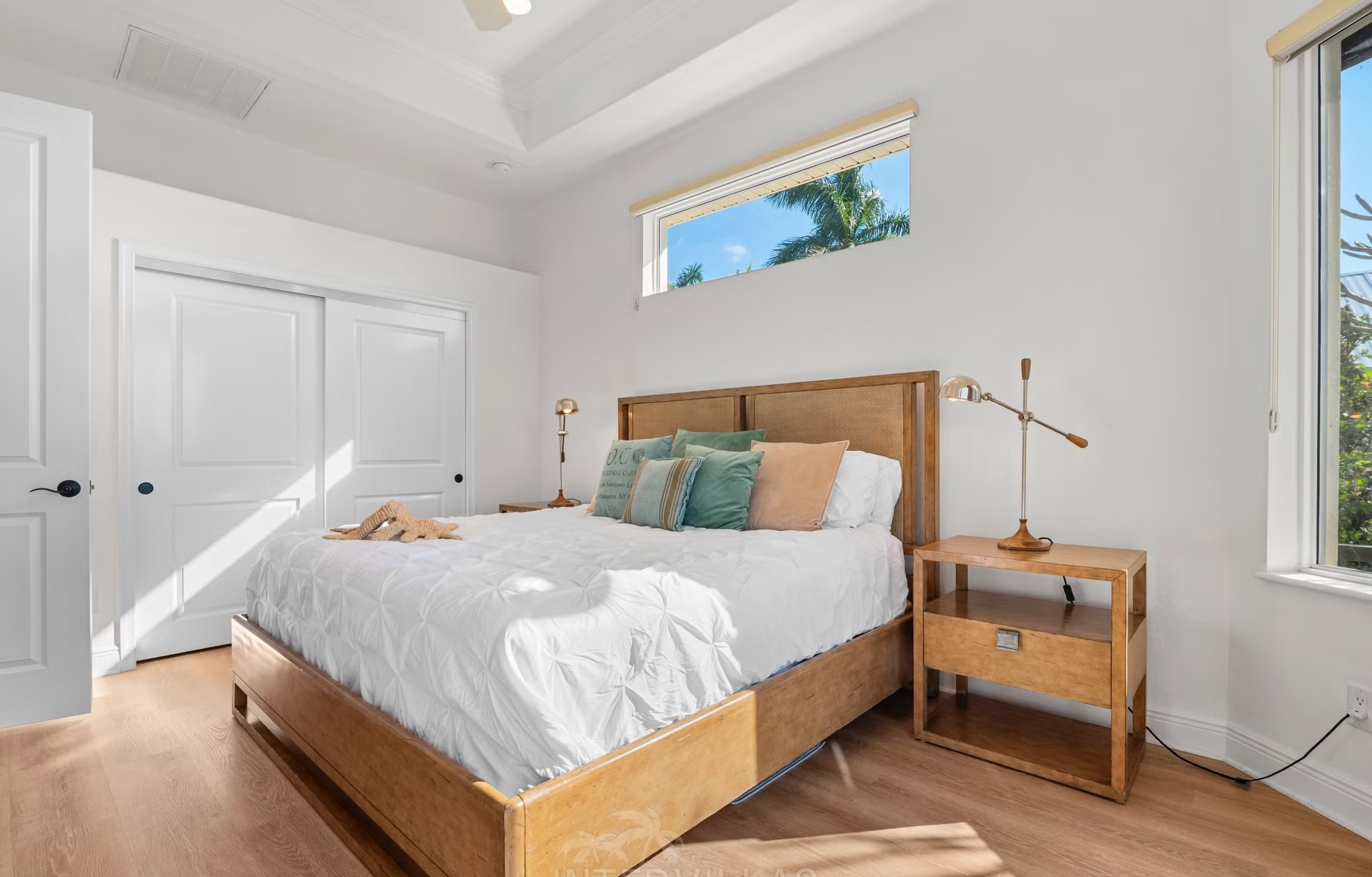 Infinity-Pool und Jacuzzi auf der Lanai mit Blick auf das Wasser.