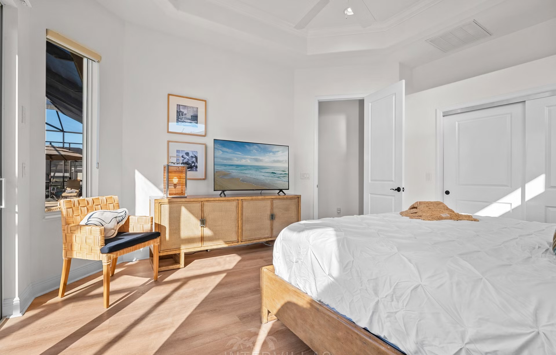 Infinity-Pool und Whirlpool auf der Lanai mit Blick auf den Kanal.