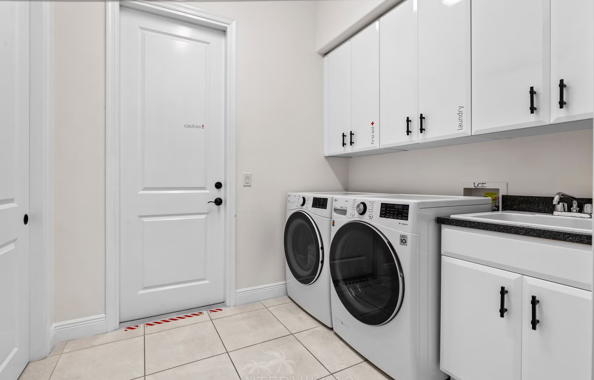 Infinity-Pool mit Blick auf den Kanal und Bootsdock.