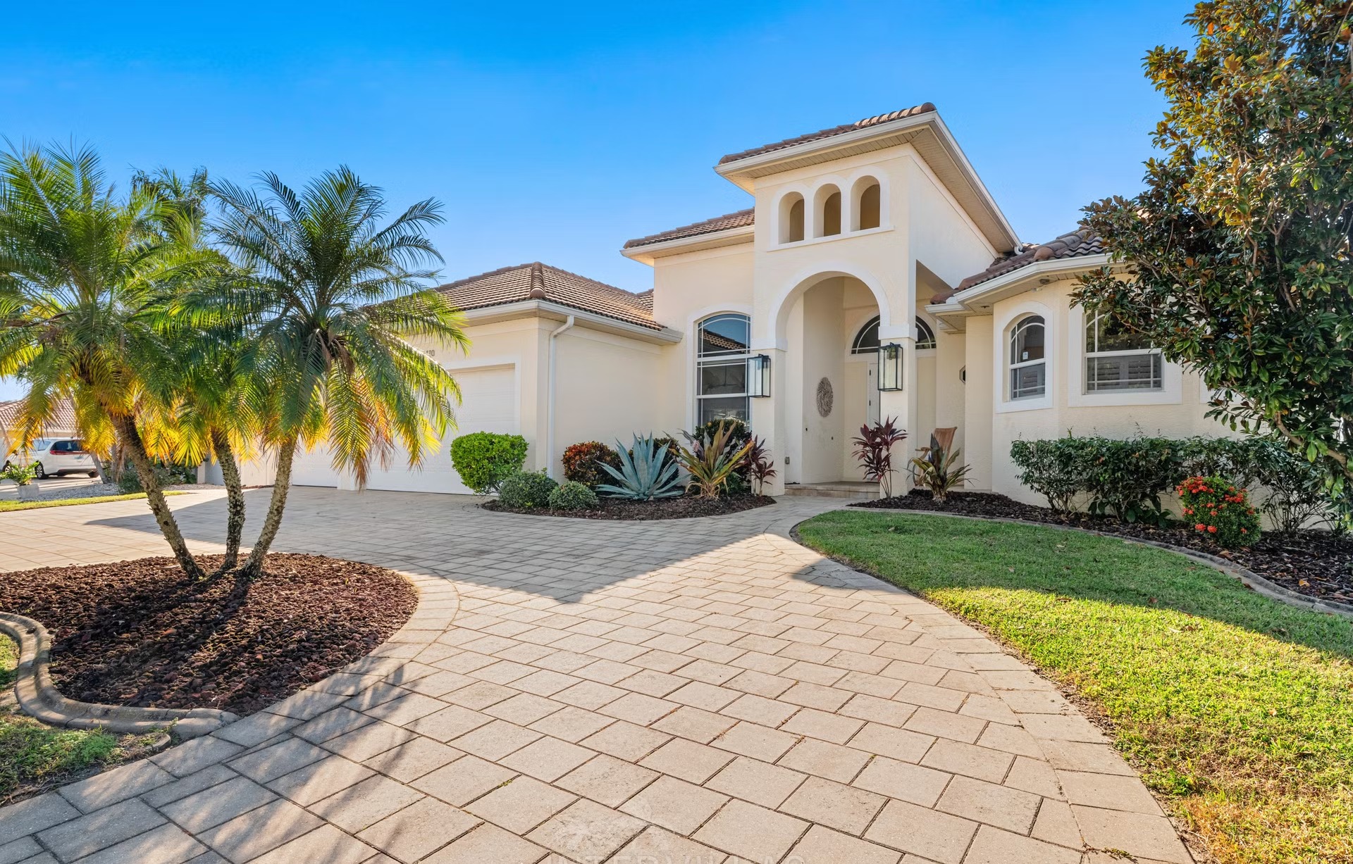 Infinity-Pool und Whirlpool auf der Lanai mit Blick auf den Kanal.