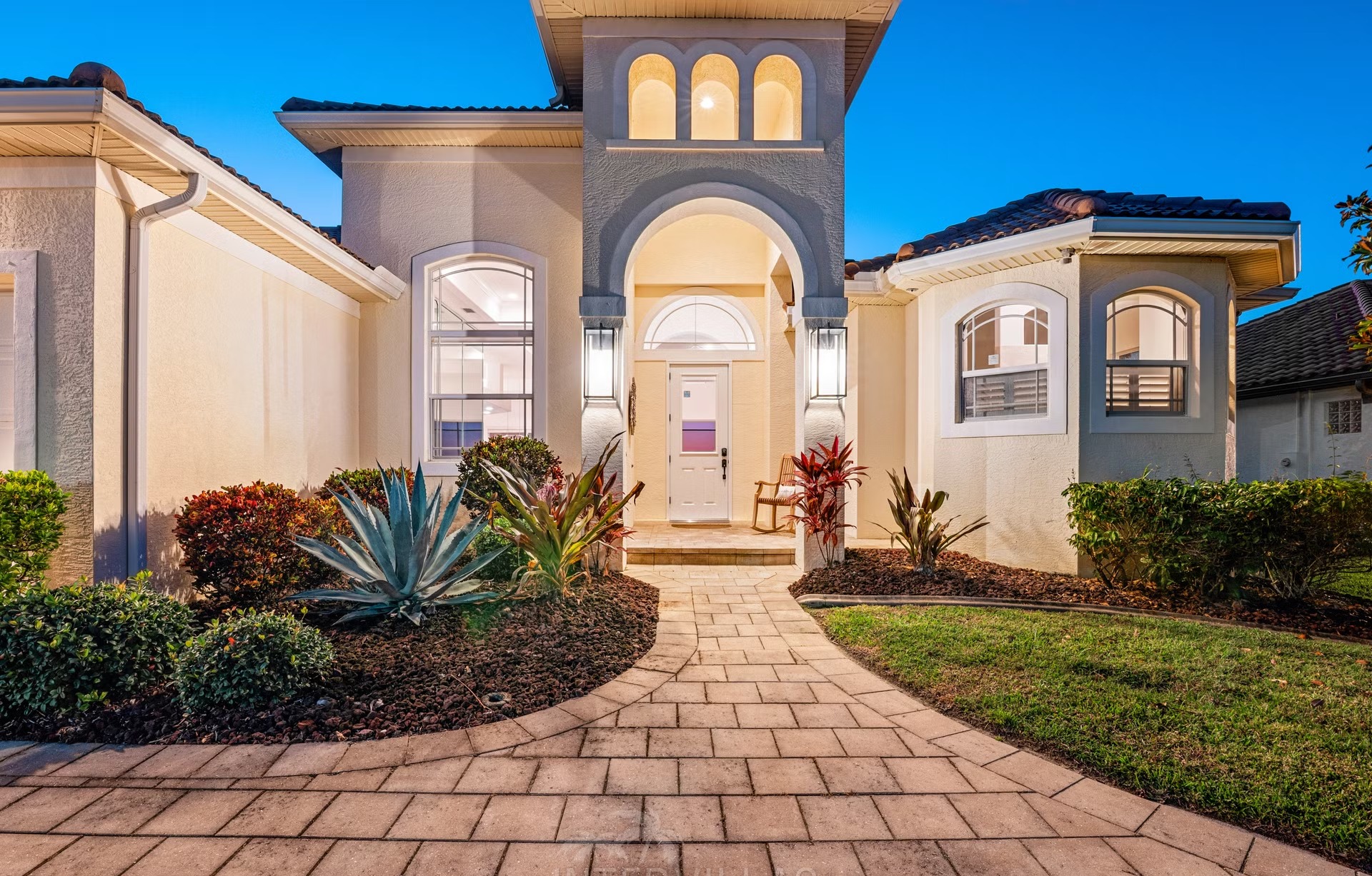 Infinity-Pool und Whirlpool auf der Lanai mit Blick auf den Kanal.