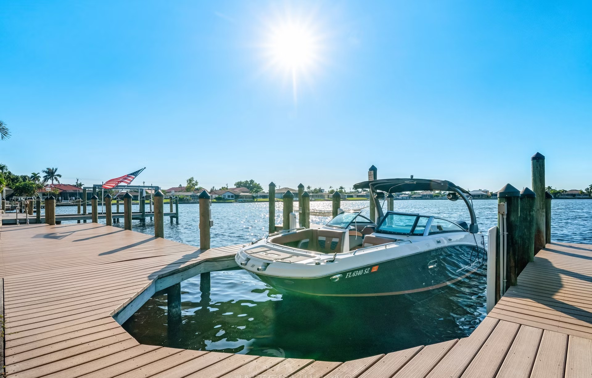 Infinity-Pool und Lanai mit Blick auf den Kanal in Cape Coral, Florida.