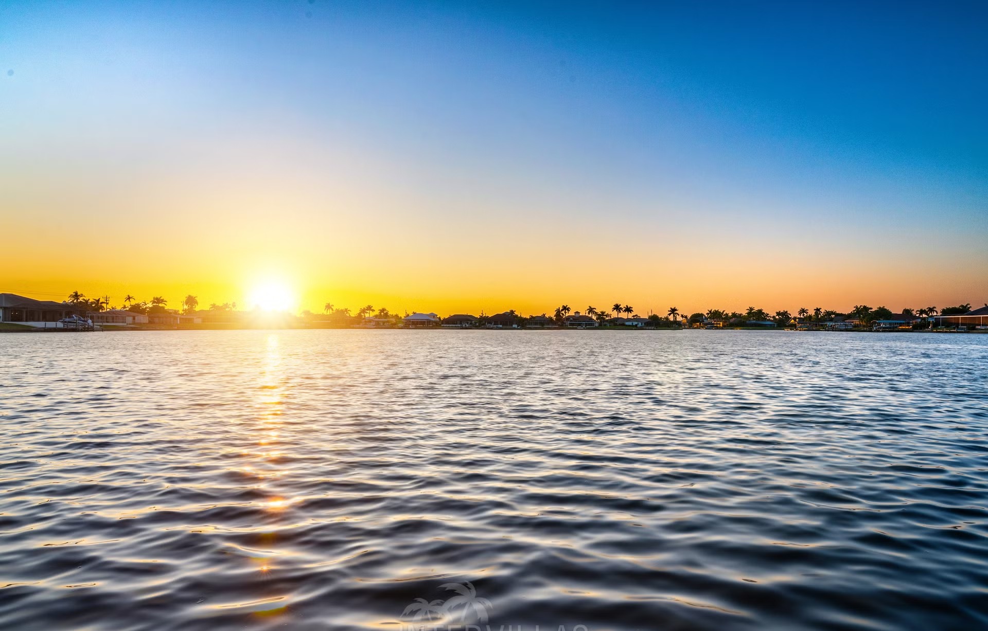 Infinity-Pool und Whirlpool auf der Lanai mit Blick auf den Kanal.