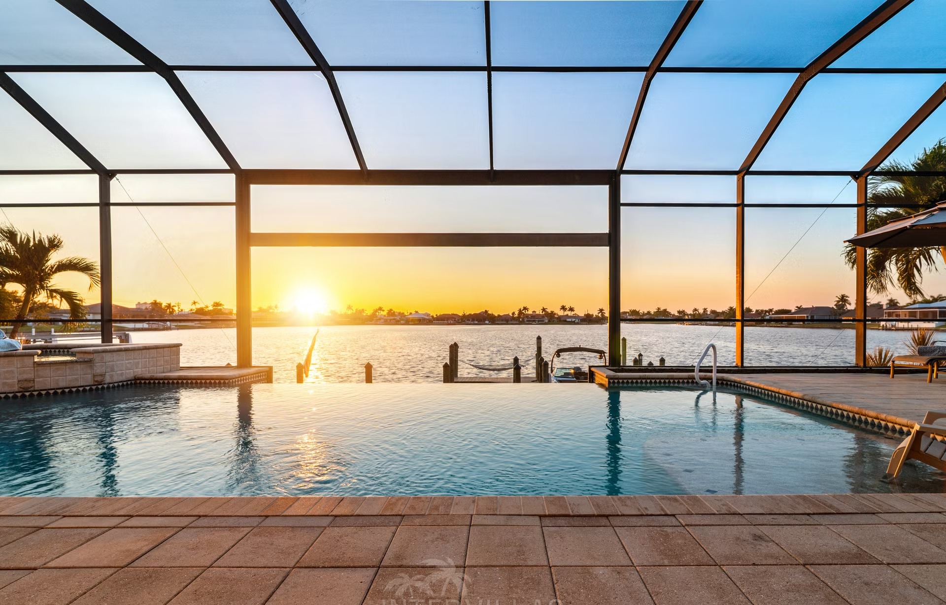Infinity-Pool und Whirlpool auf der Lanai mit Blick aufs Wasser.