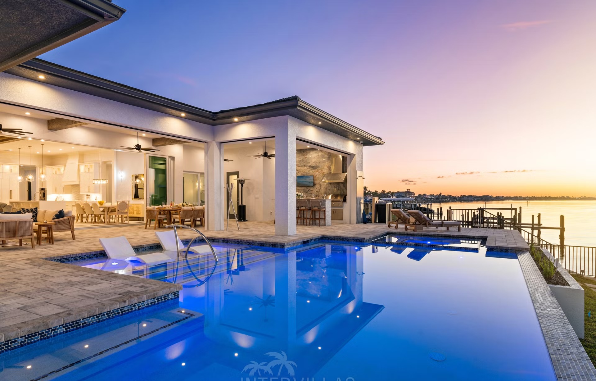 Moderne Villa am Wasser mit Infinity-Pool, Spa und privatem Bootsdock.