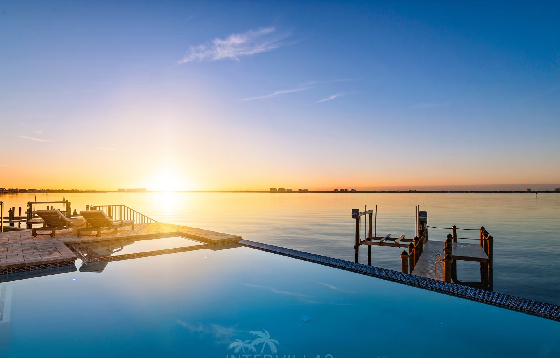 Moderne Villa am Wasser mit Infinity-Pool, Whirlpool und privatem Bootsdock.