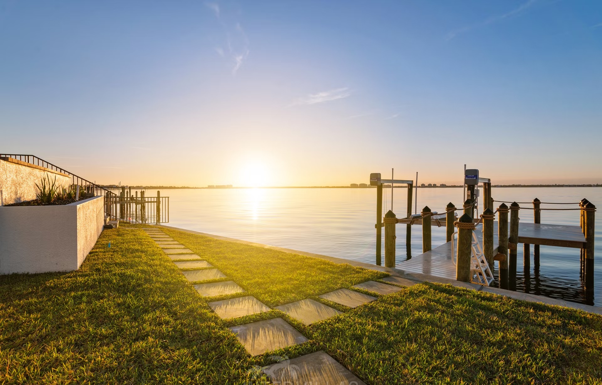 Moderne Villa am Wasser mit Infinity-Pool, Spa und privatem Bootsdock.