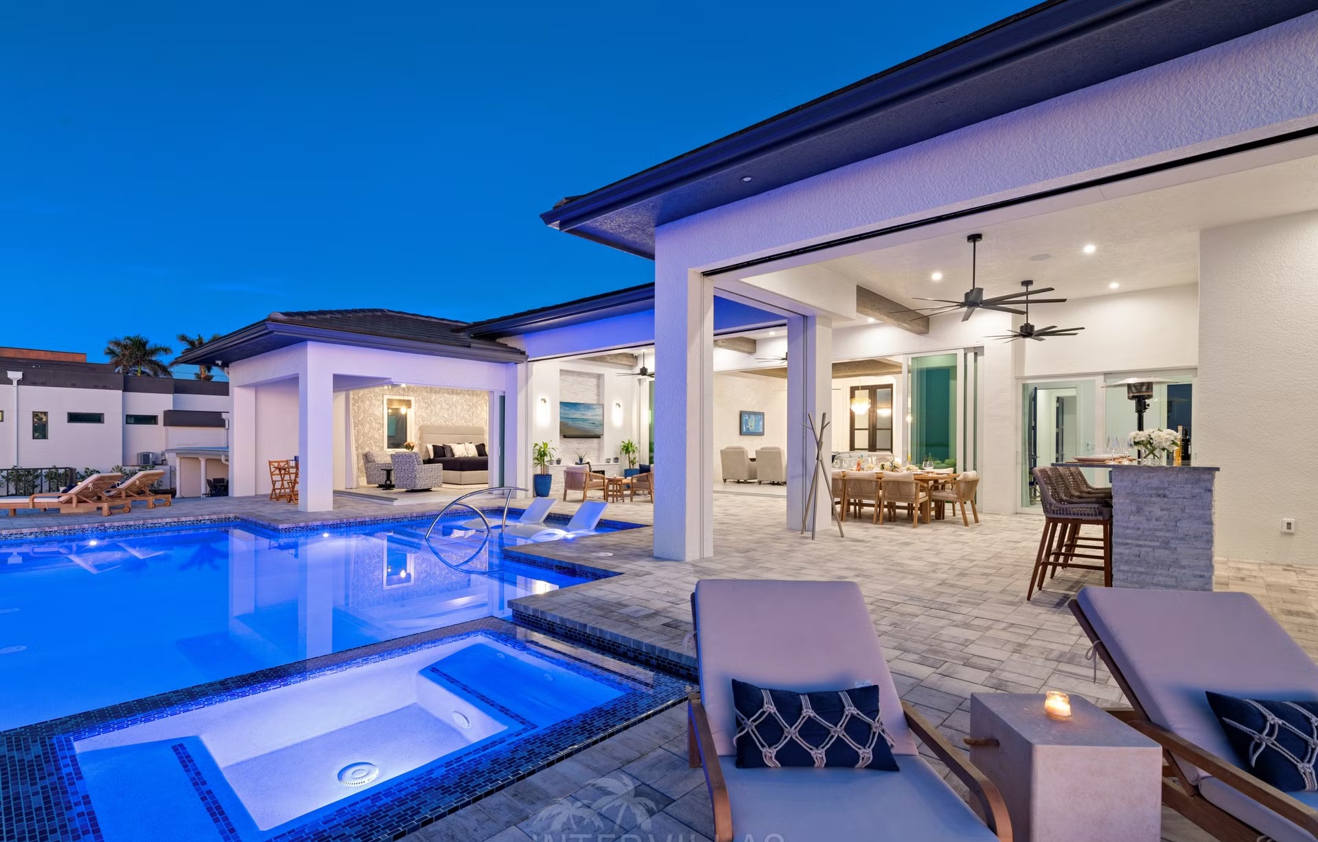 Moderne Villa am Wasser mit Infinity-Pool, Whirlpool und privatem Bootsdock.