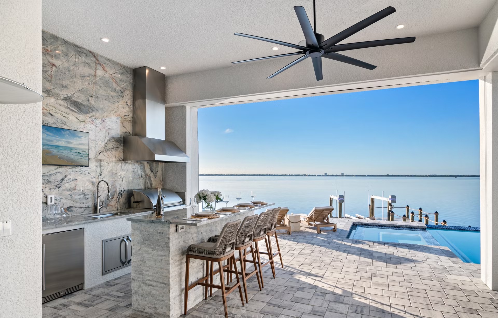 Moderne Villa am Wasser mit Infinity-Pool, Whirlpool und privatem Bootsdock.