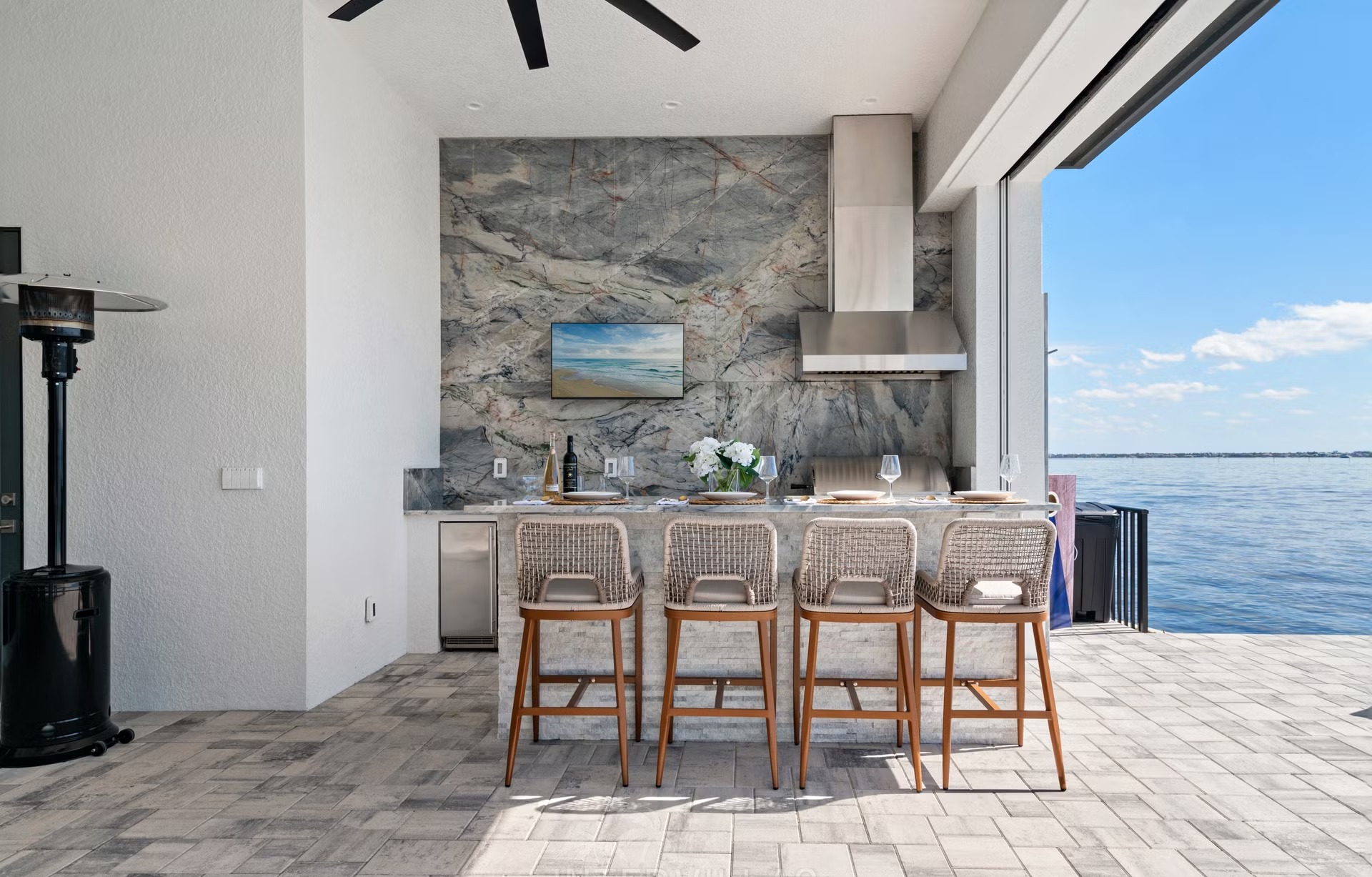 Moderne Villa am Wasser mit Infinity-Pool, Spa und privatem Bootsdock.