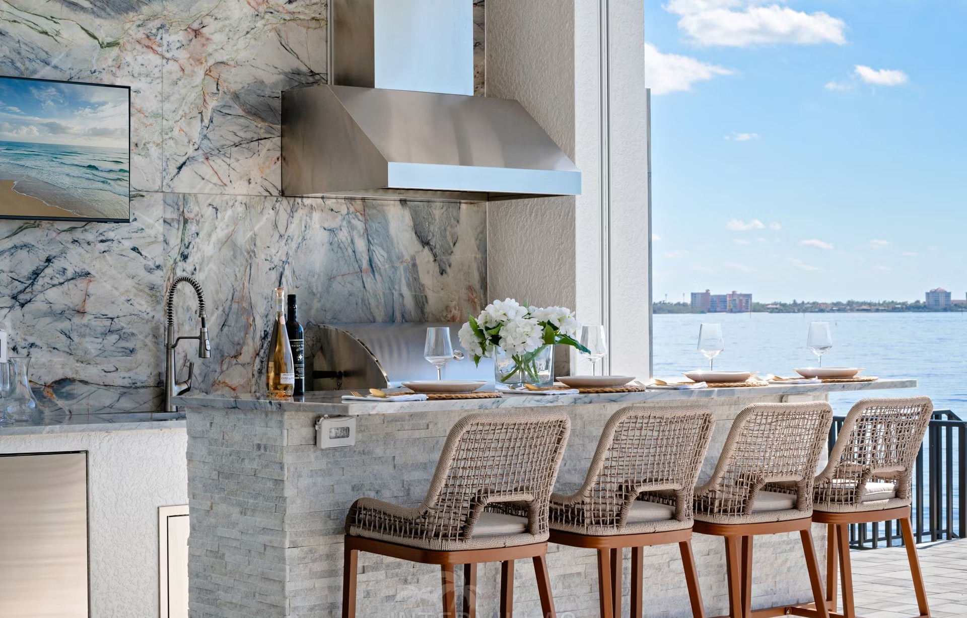 Moderne Villa am Wasser mit Infinity-Pool, Spa und privatem Bootsdock.