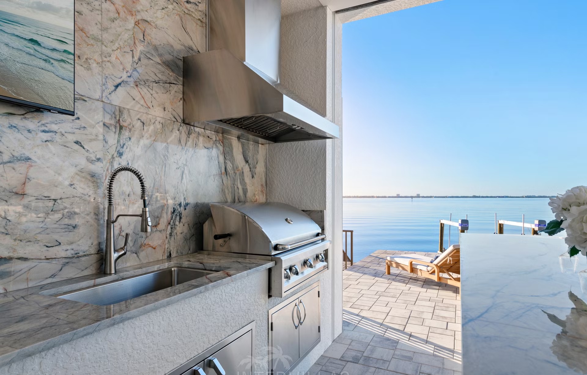 Moderne Villa am Wasser mit Infinity-Pool, Whirlpool und privatem Bootsdock.