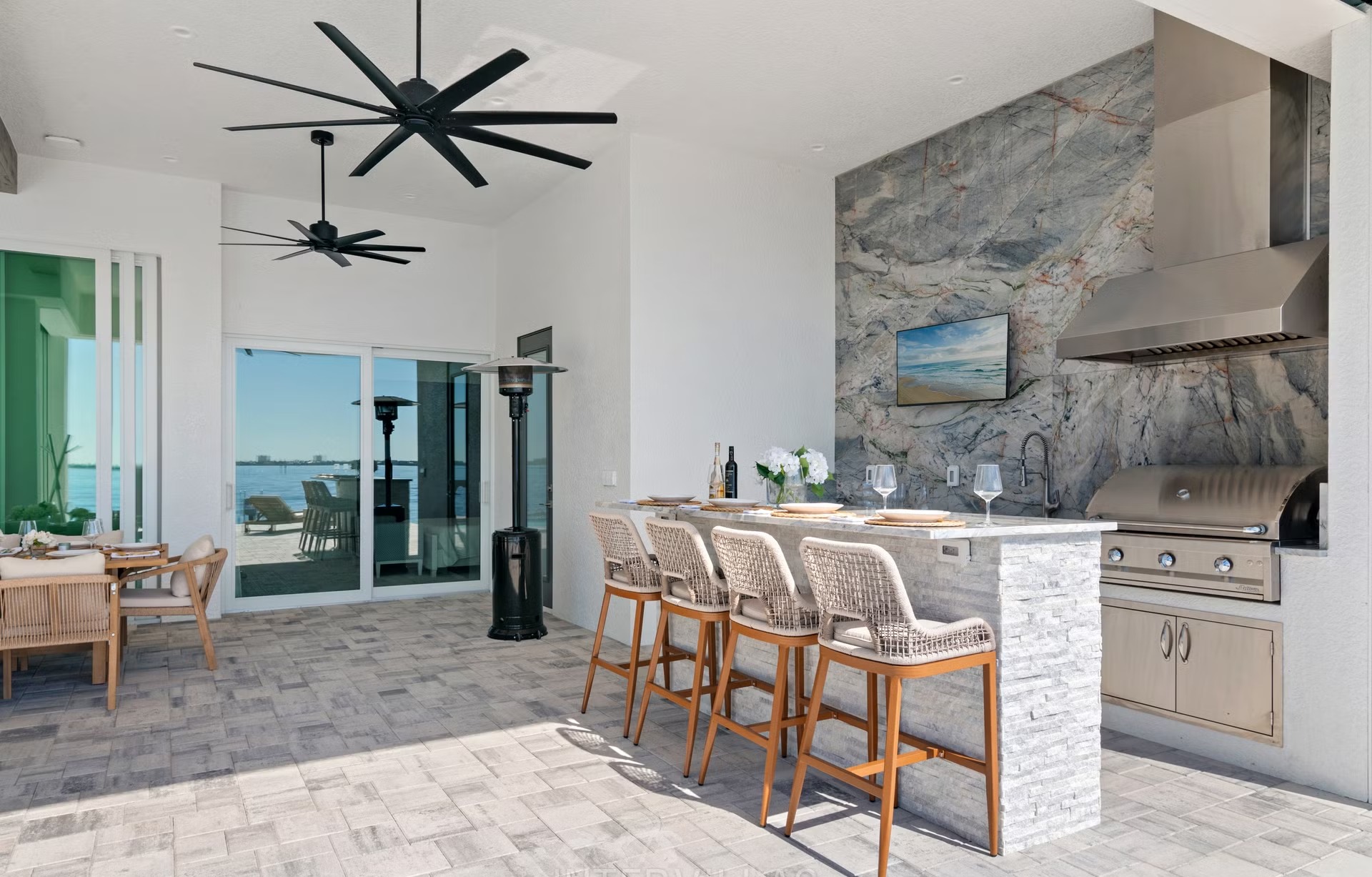 Moderne Villa am Wasser mit Infinity-Pool, Whirlpool und privatem Bootsdock.