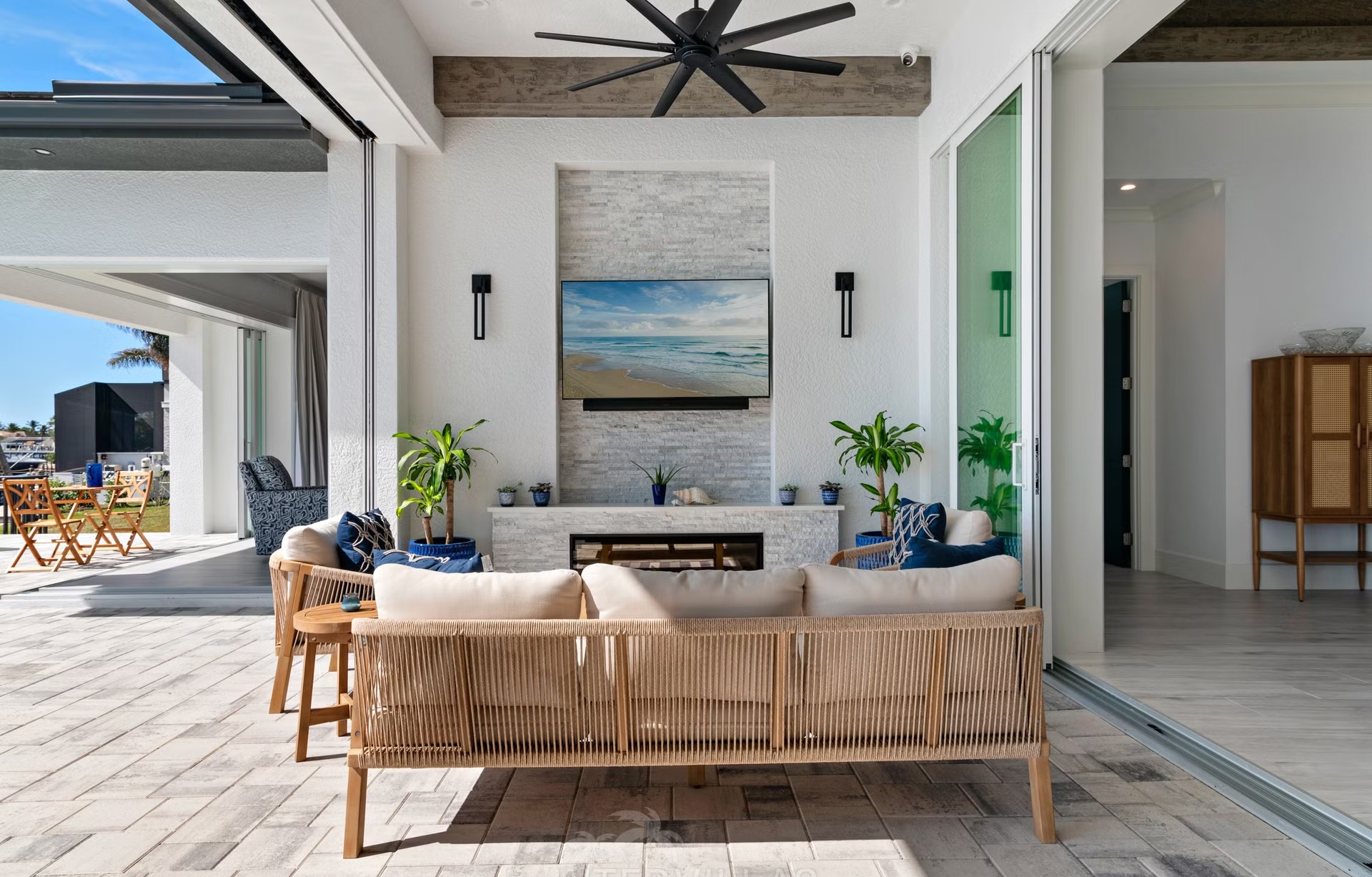 Moderne Villa am Wasser mit Infinity-Pool, Spa und privatem Bootsdock.