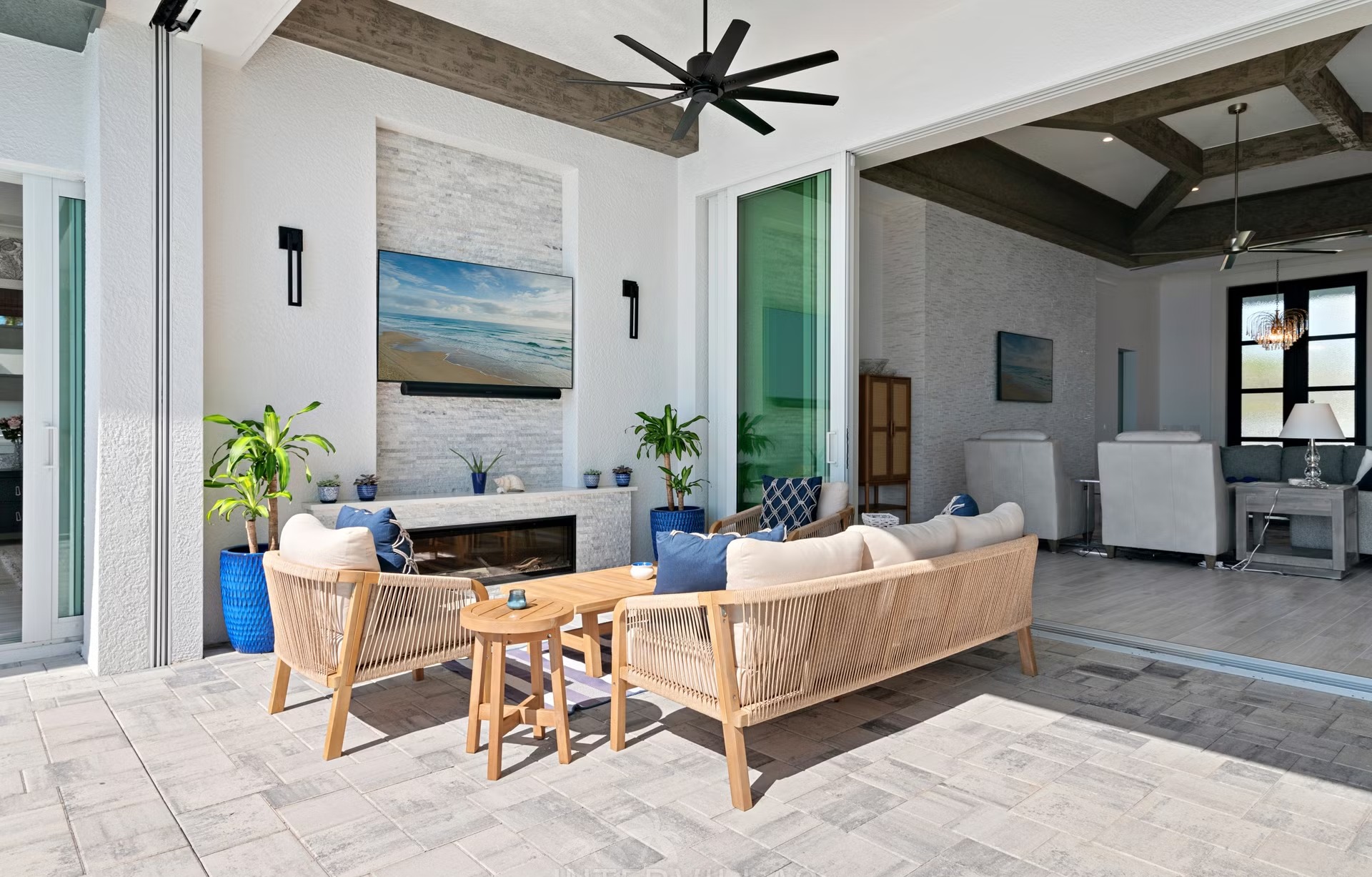 Infinity-Pool mit Blick auf den Kanal und Bootsdock.