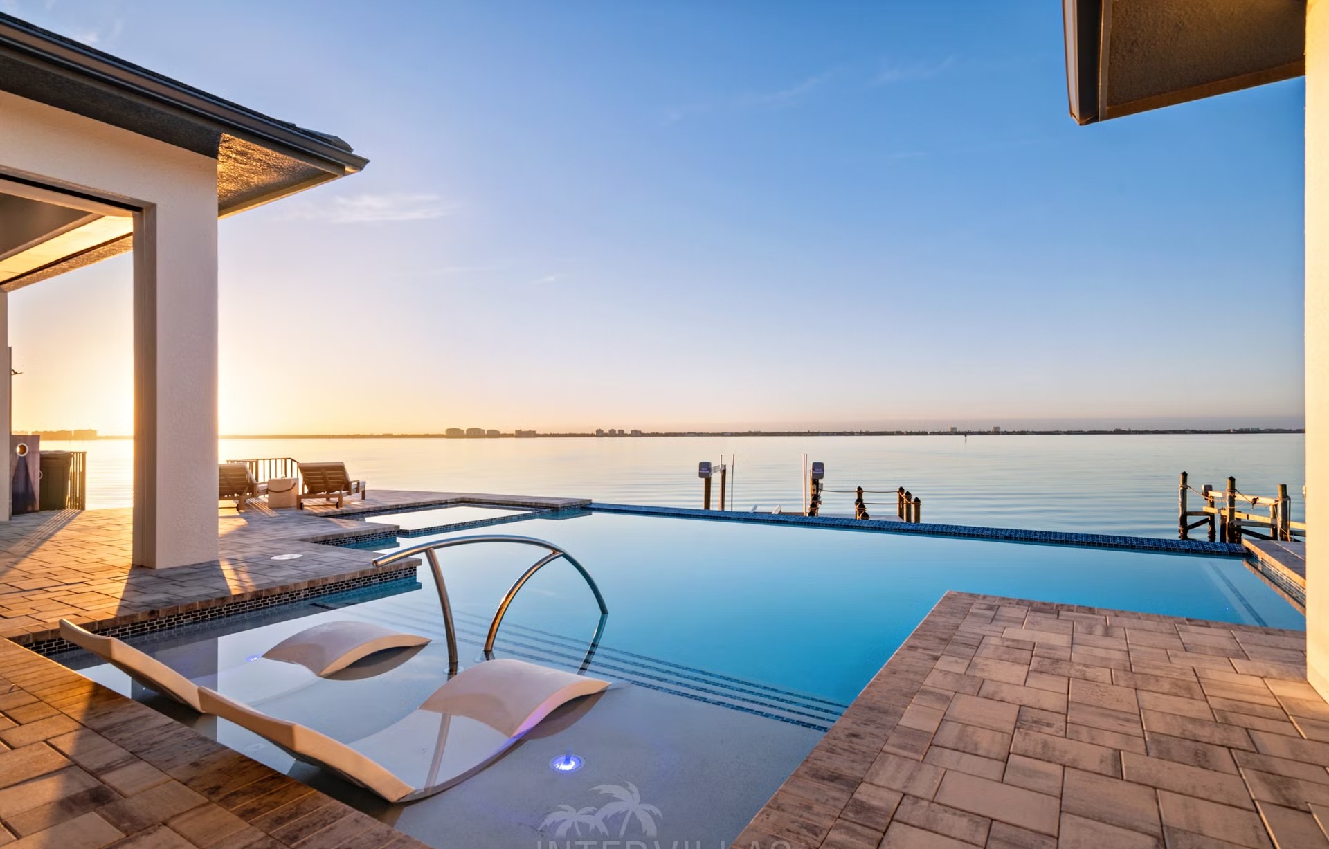 Moderne Villa direkt am Wasser mit Infinity-Pool, Spa und privatem Bootsdock.