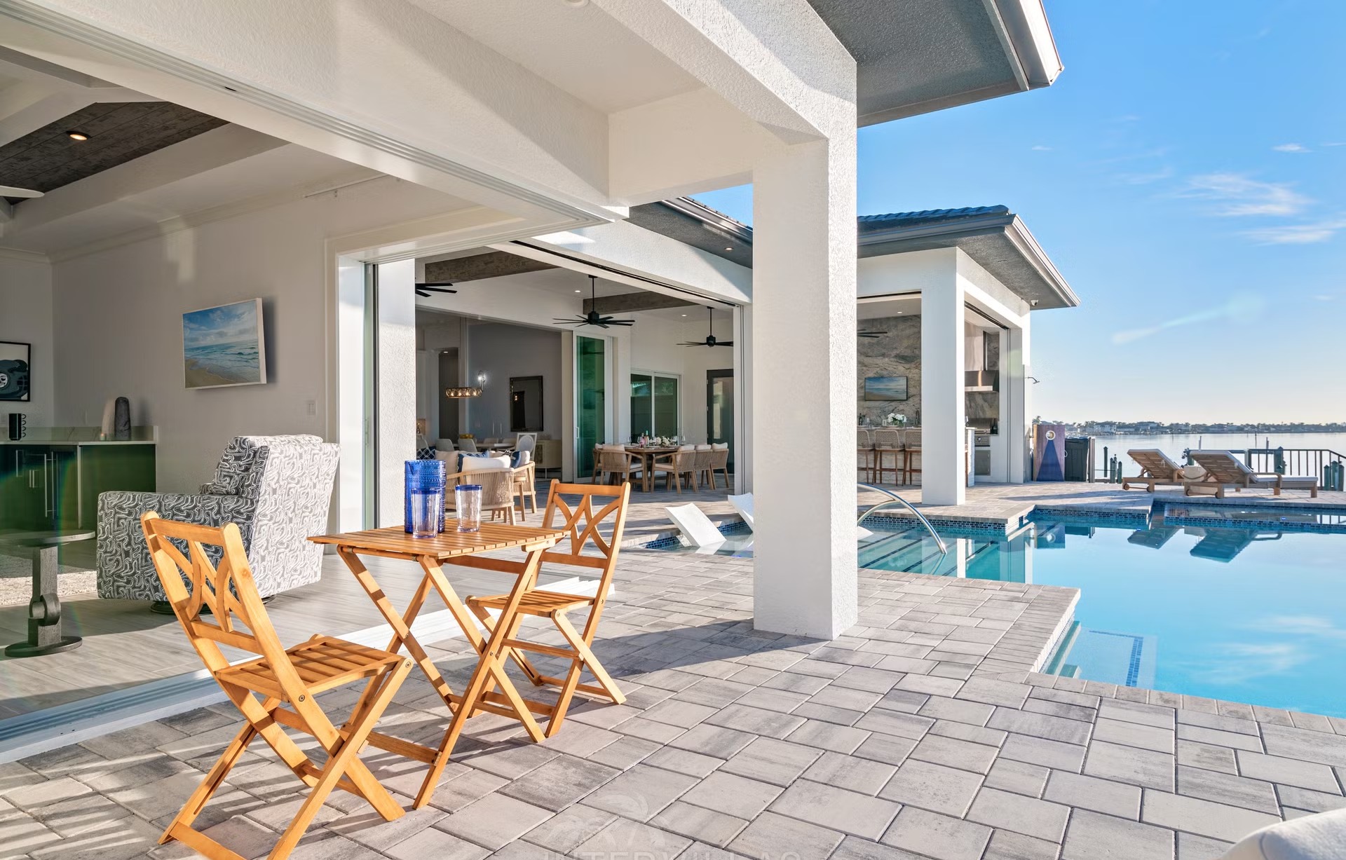 Moderne Villa am Wasser mit Infinity-Pool, Spa und privatem Bootsdock.