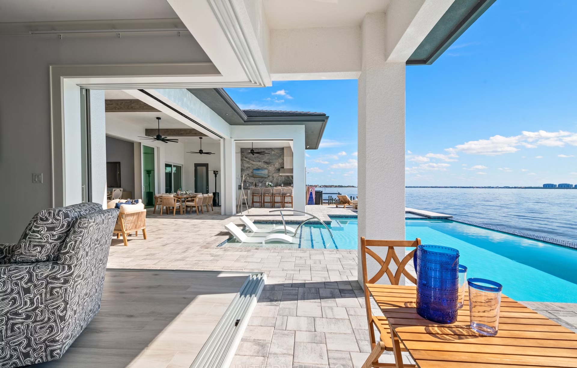 Moderne Villa am Wasser mit Infinity-Pool, Spa und privatem Bootsdock.