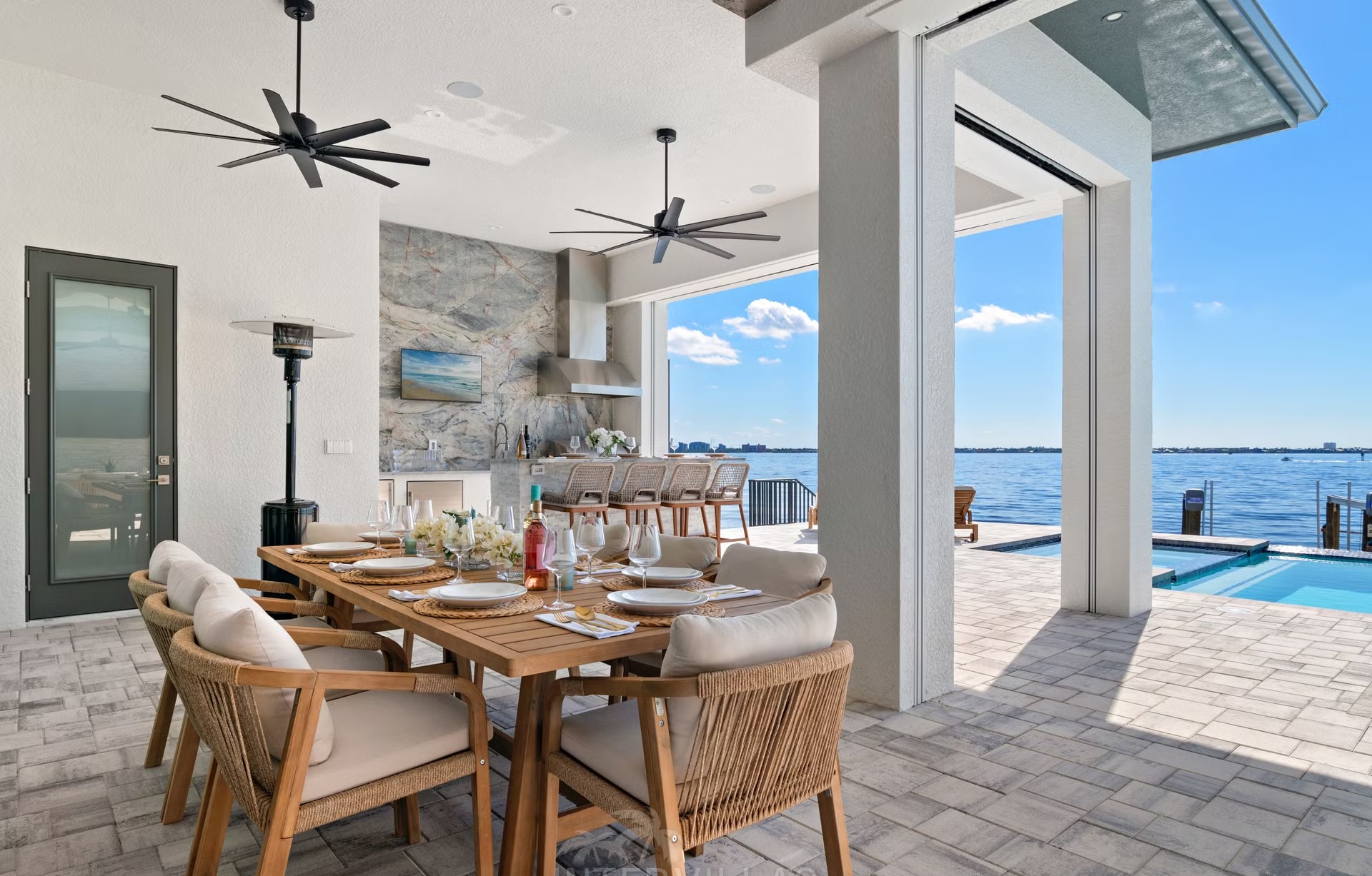 Moderne Villa am Wasser mit Infinity-Pool, Whirlpool und privatem Bootsdock.