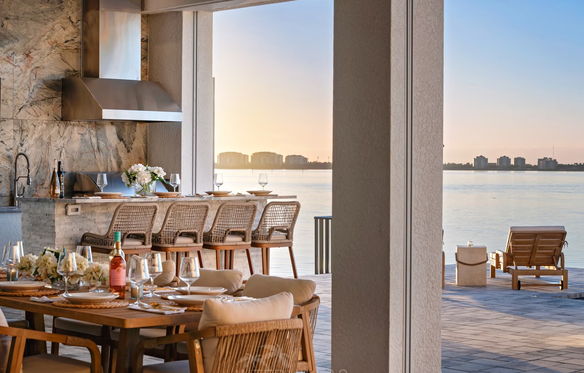 Moderne Villa am Wasser mit Infinity-Pool, Spa und privatem Bootsdock.