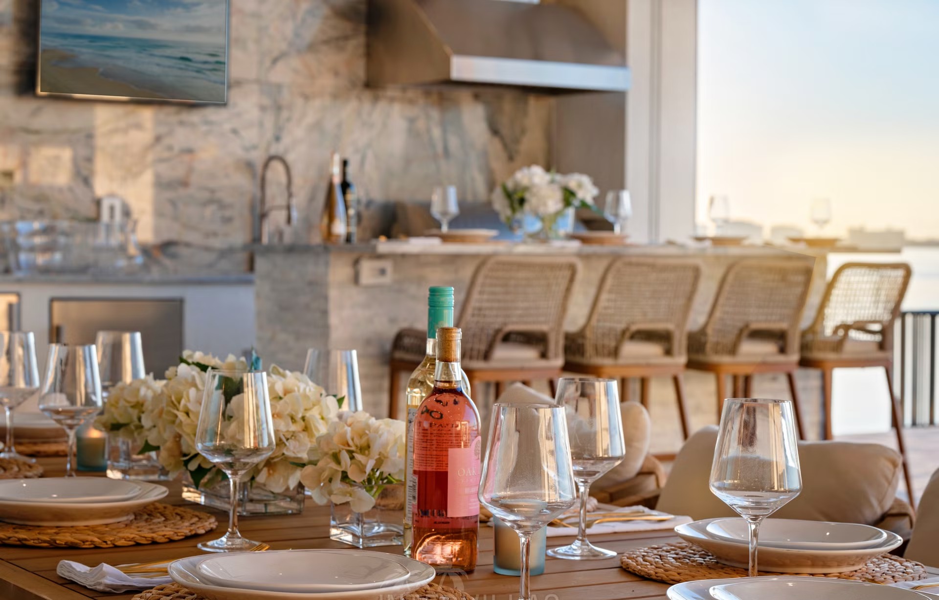 Moderne Villa am Wasser mit Infinity-Pool, Spa und privatem Bootsdock.