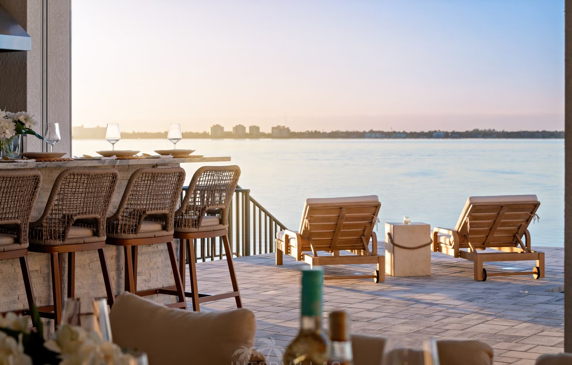 Moderne Villa am Wasser mit Infinity-Pool, Spa und privatem Bootsdock.