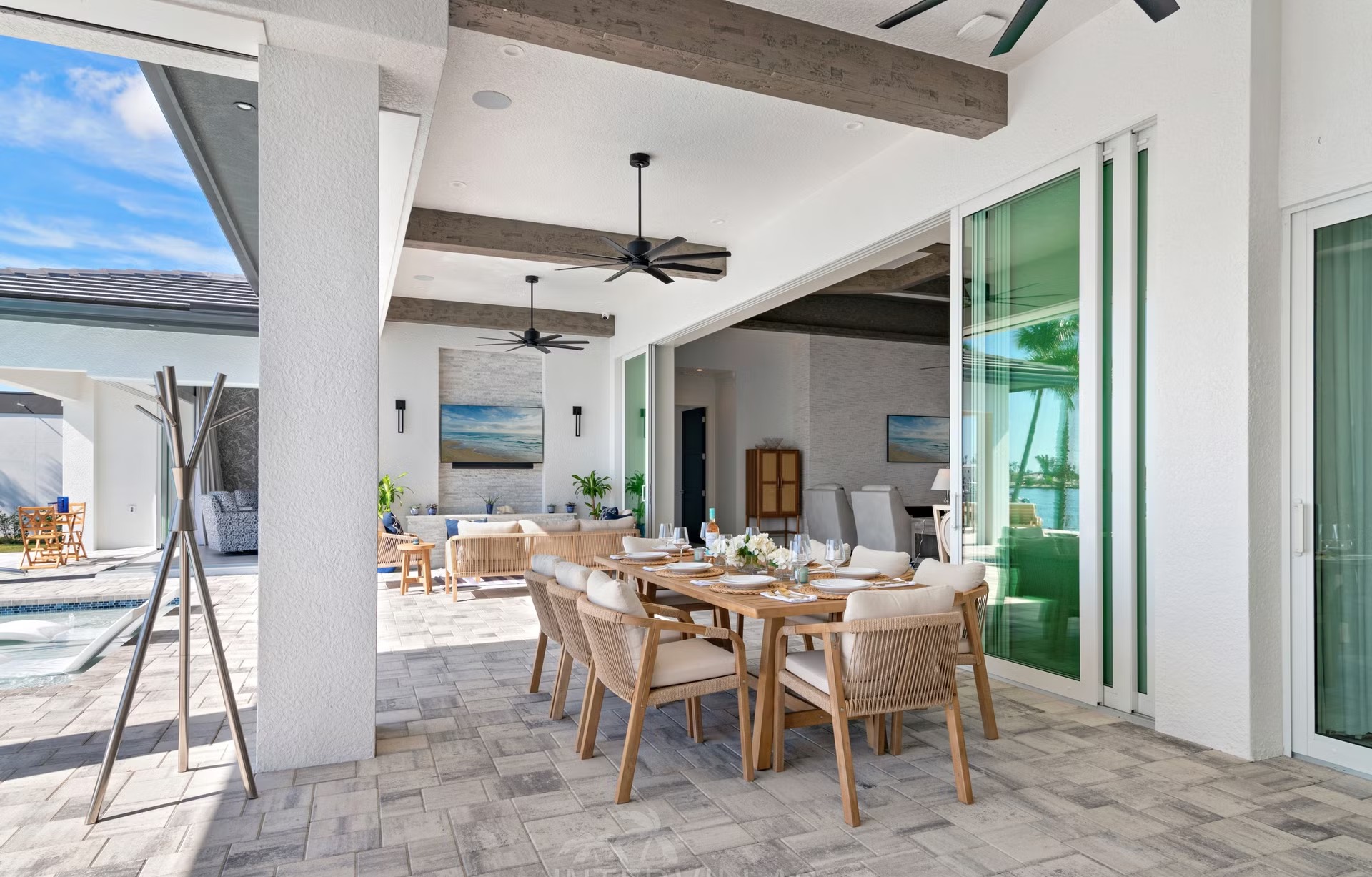 Moderne Villa am Wasser mit Infinity-Pool, Spa und privatem Bootsdock.