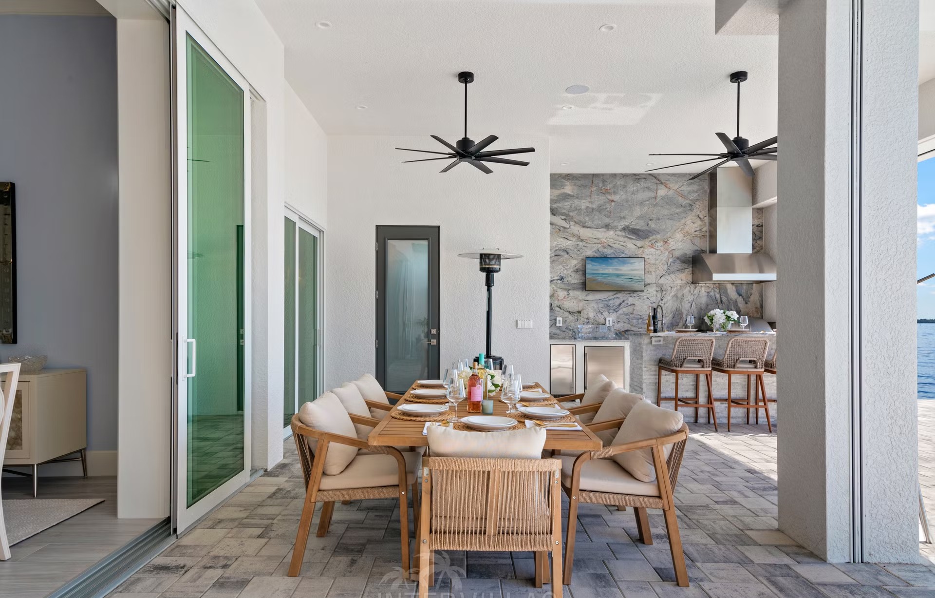 Moderne Villa am Wasser mit Infinity-Pool, Spa und privatem Bootsdock.