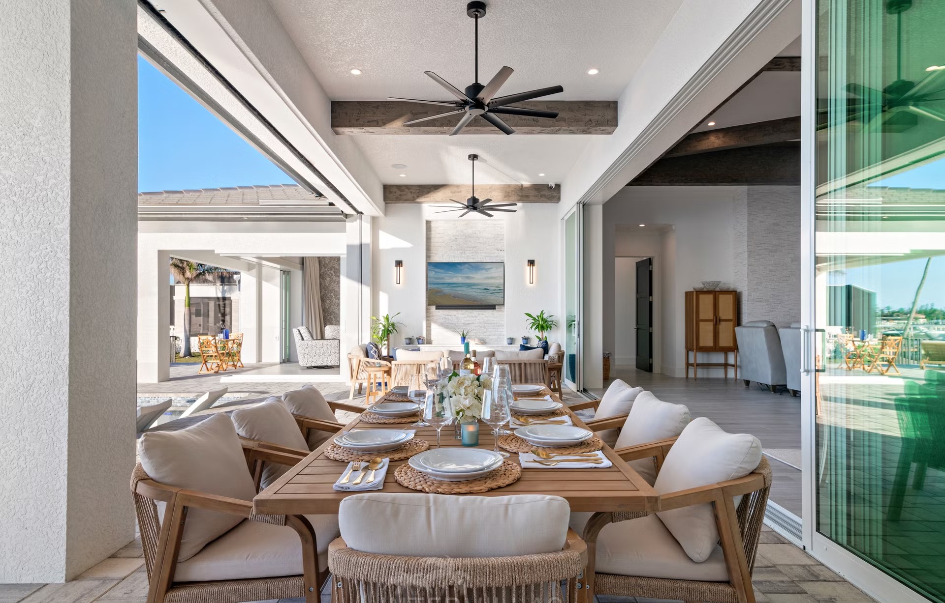 Moderne Villa direkt am Wasser mit Infinity-Pool, Spa und privatem Bootsdock.