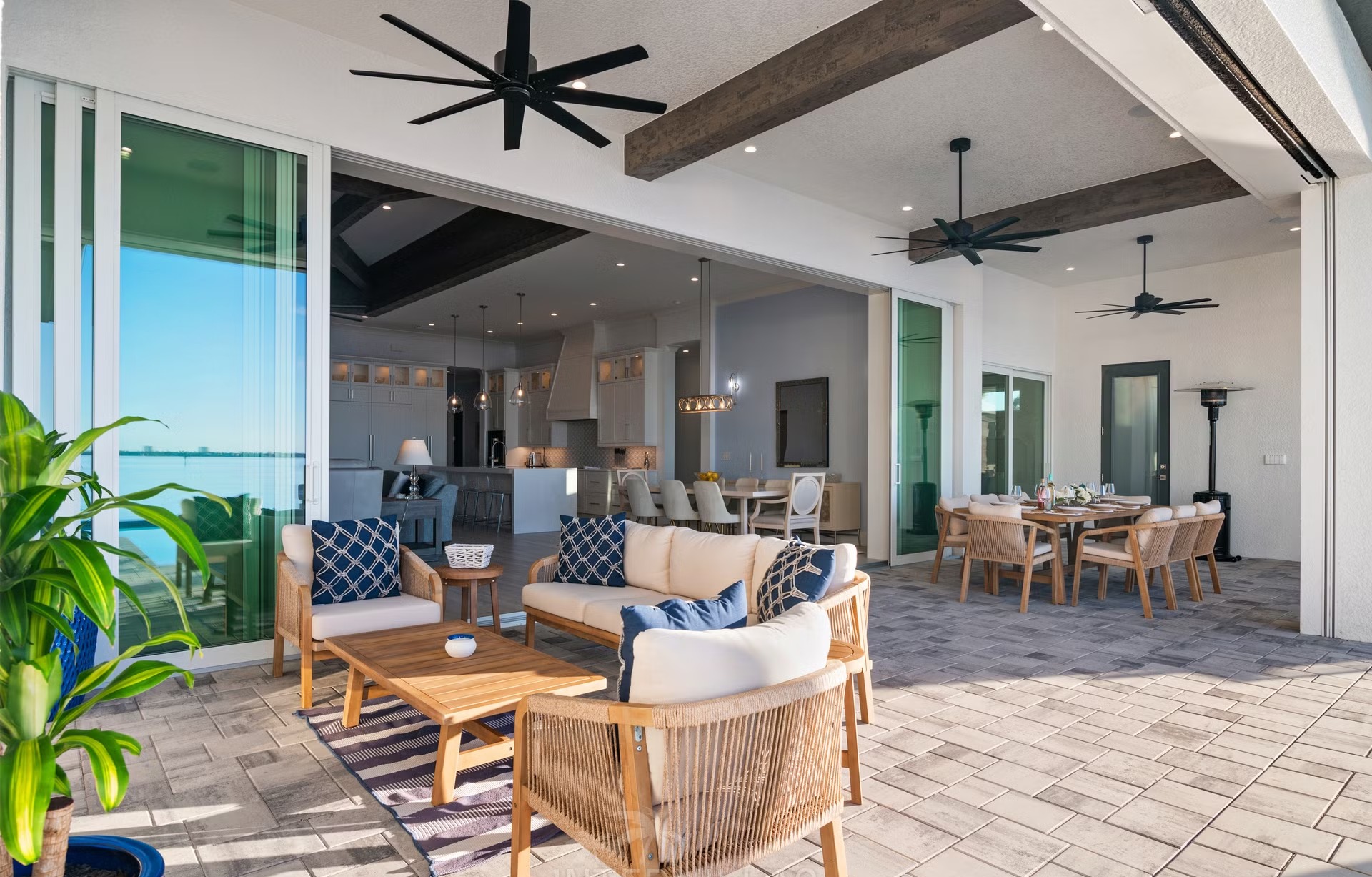 Moderne Villa direkt am Wasser mit Infinity-Pool, Whirlpool und privatem Bootsdock.