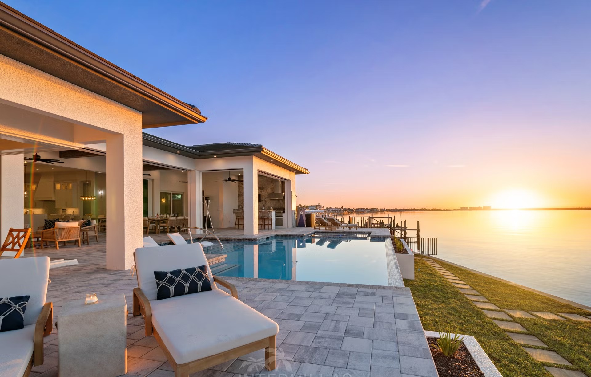 Moderne Villa am Wasser mit Infinity-Pool, Whirlpool und privatem Bootsdock.