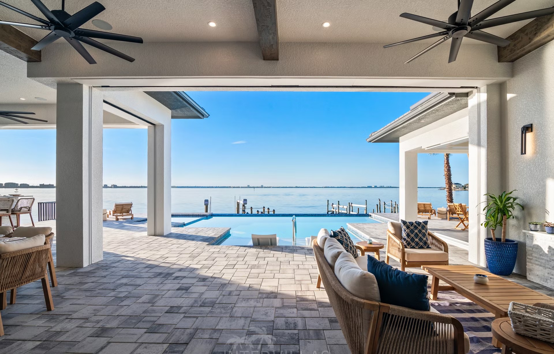 Moderne Villa am Wasser mit Infinity-Pool, Spa und privatem Bootsdock.