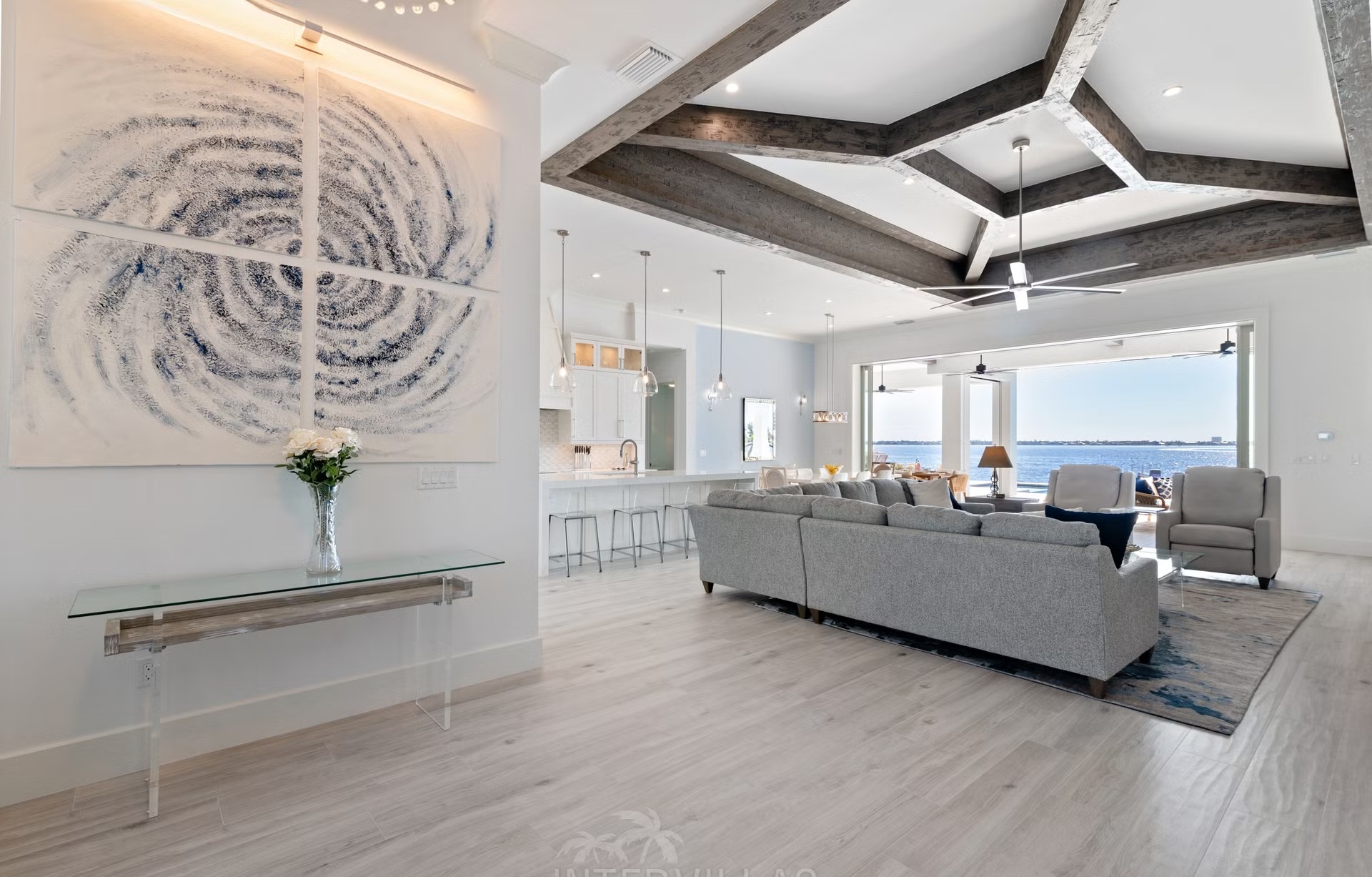 Moderne Villa am Kanal mit Infinity-Pool, Whirlpool und privatem Bootsdock.