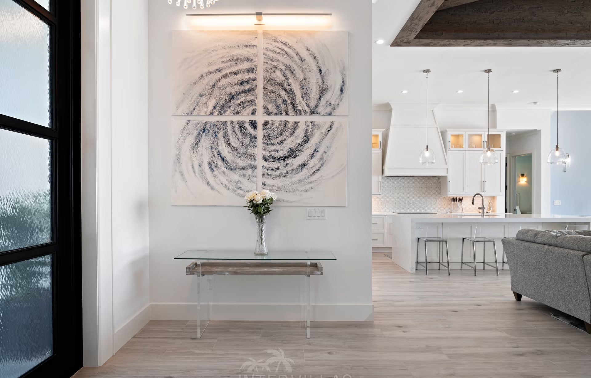 Moderne Villa am Wasser mit Infinity-Pool, Whirlpool und privatem Bootsdock.