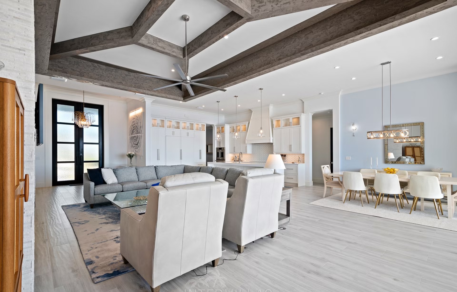 Moderne Villa am Wasser mit Infinity-Pool, Spa und privatem Bootsdock.