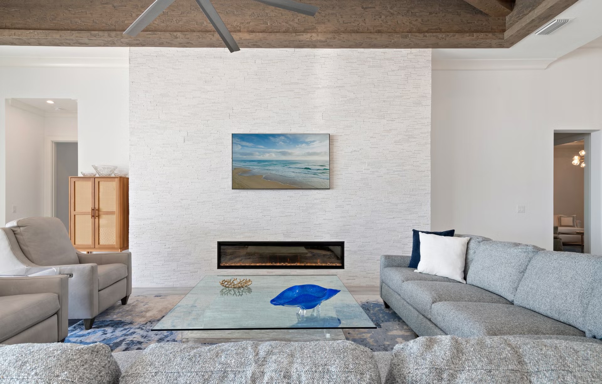 Moderne Villa am Wasser mit Infinity-Pool, Spa und privatem Bootsdock.