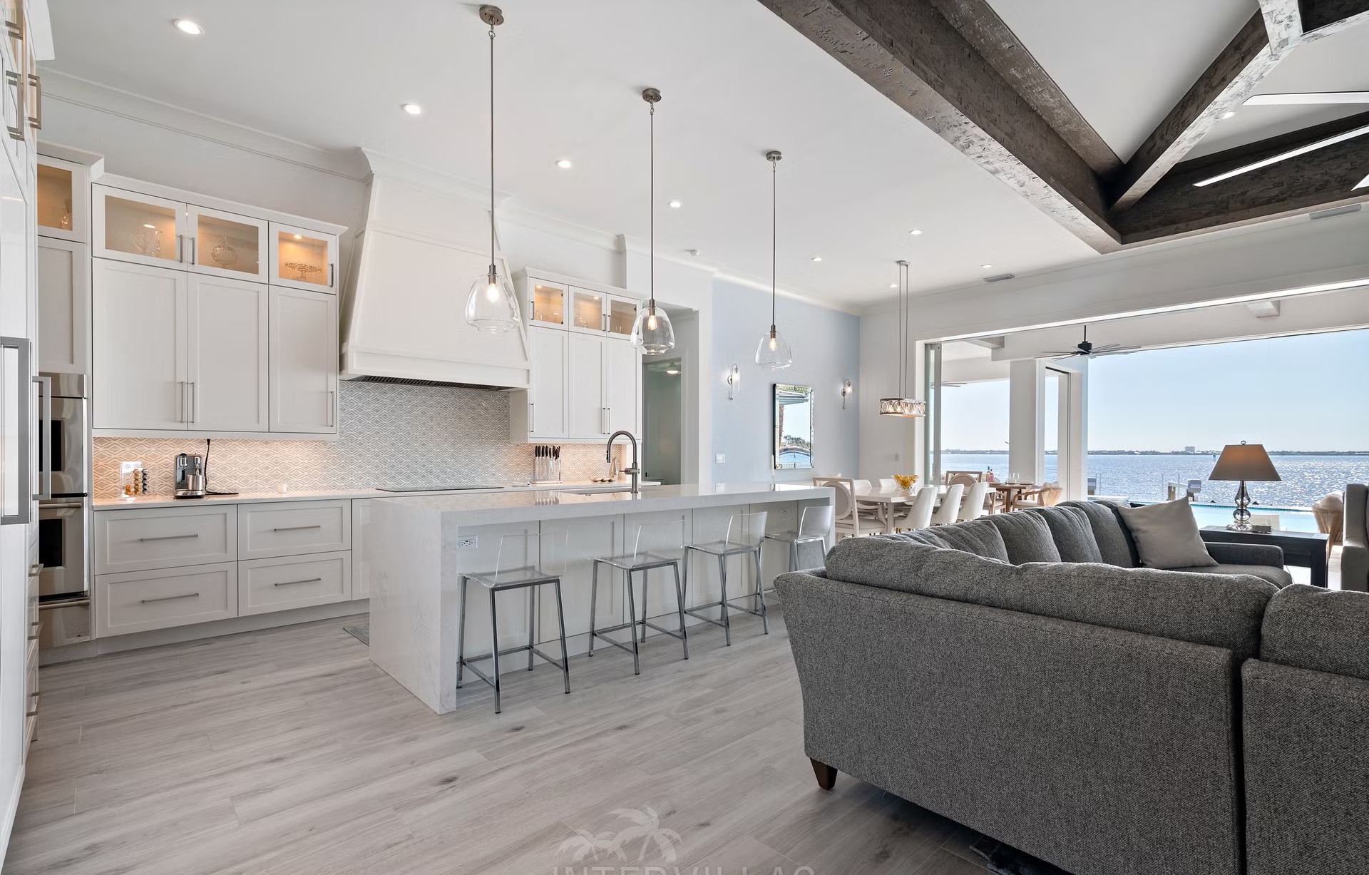 Moderne Villa direkt am Wasser mit Infinity-Pool, Spa und privatem Bootsdock.