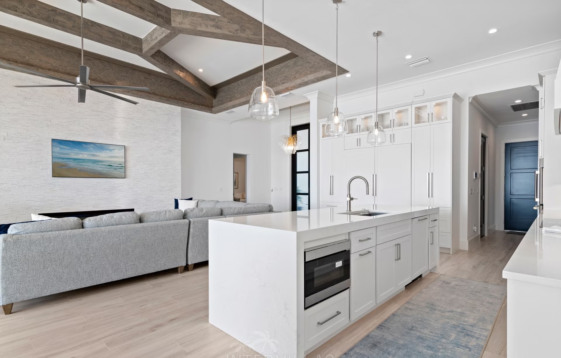 Moderne Villa am Wasser mit Infinity-Pool, Whirlpool und privatem Bootsdock.